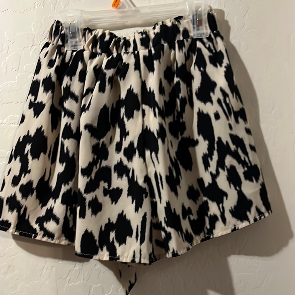 Stylish Black and White Women's Shorts from SHEIN EUC - Picture 4 of 4